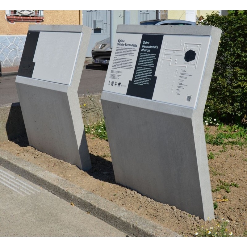 Borne en béton pour signalétique